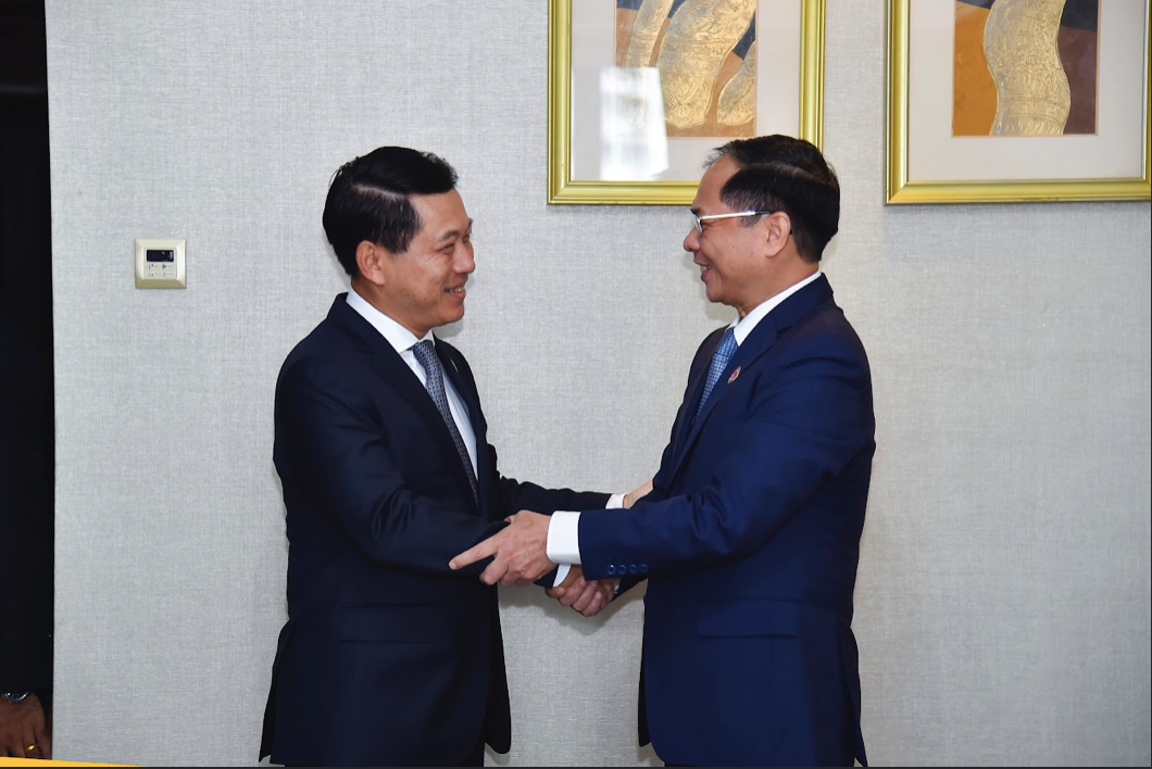 Bộ trưởng Ngoại giao Bùi Thanh Sơn gặp riêng Phó Thủ tướng, Bộ trưởng Ngoại giao Lào Saleumxay Kommasith tại Jakarta ngày 11/7. (Ảnh: Mofa)