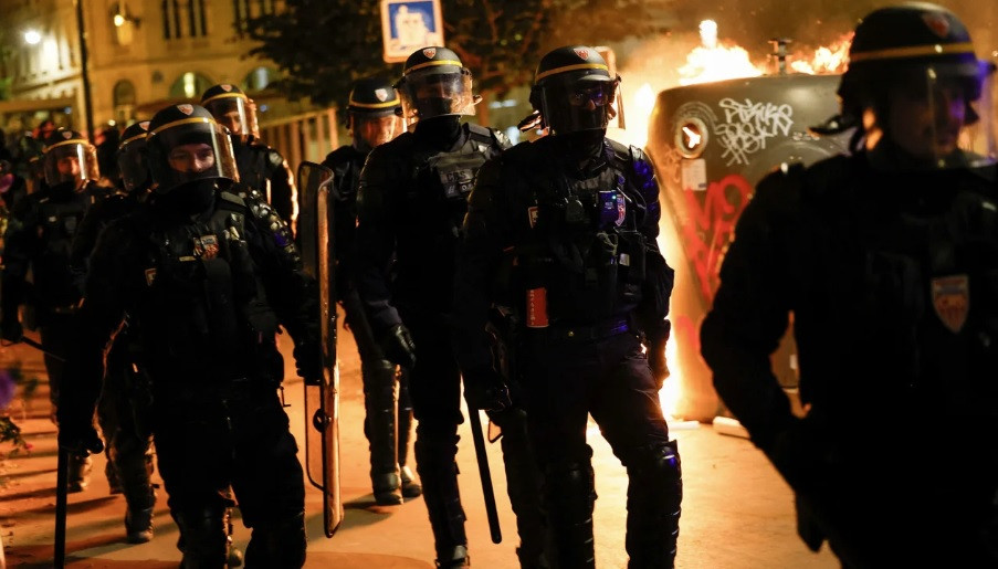 Một đợt biểu tình bạo lực xảy ra trên nhiều thành phố của Pháp sau vụ cảnh sát bắn chết thiếu niên gốc Algeria. (Ảnh: Reuters) Một đợt biểu tình bạo lực xảy ra trên nhiều thành phố của Pháp sau vụ cảnh sát bắn chết thiếu niên gốc Algeria. (Ảnh: Reuters)