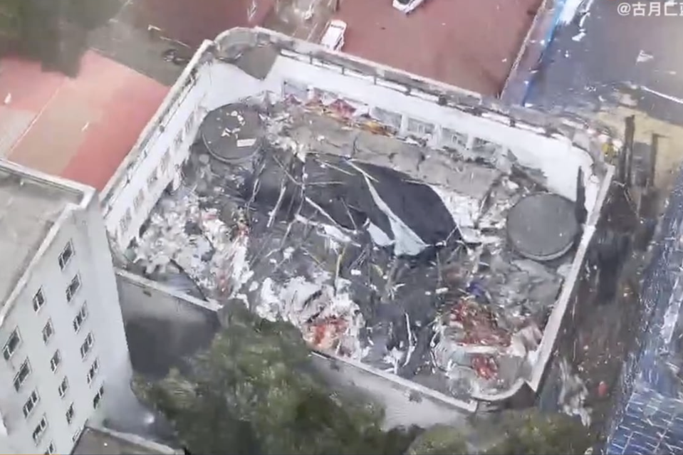 Hiện trường vụ sập mái nhà thể chất của trường trung học vùng đông bắc Trung Quốc. (Ảnh: Weibo)