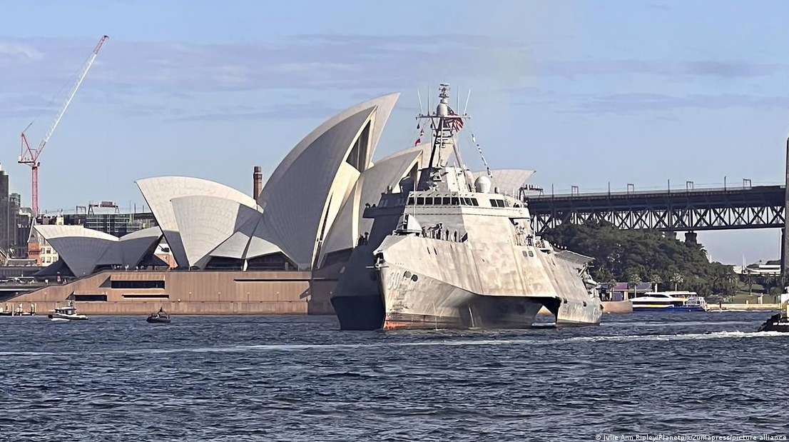 Lần đầu tiên Mỹ vừa biên chế một tàu chiến tại cảng nước ngoài. (Ảnh: DW)