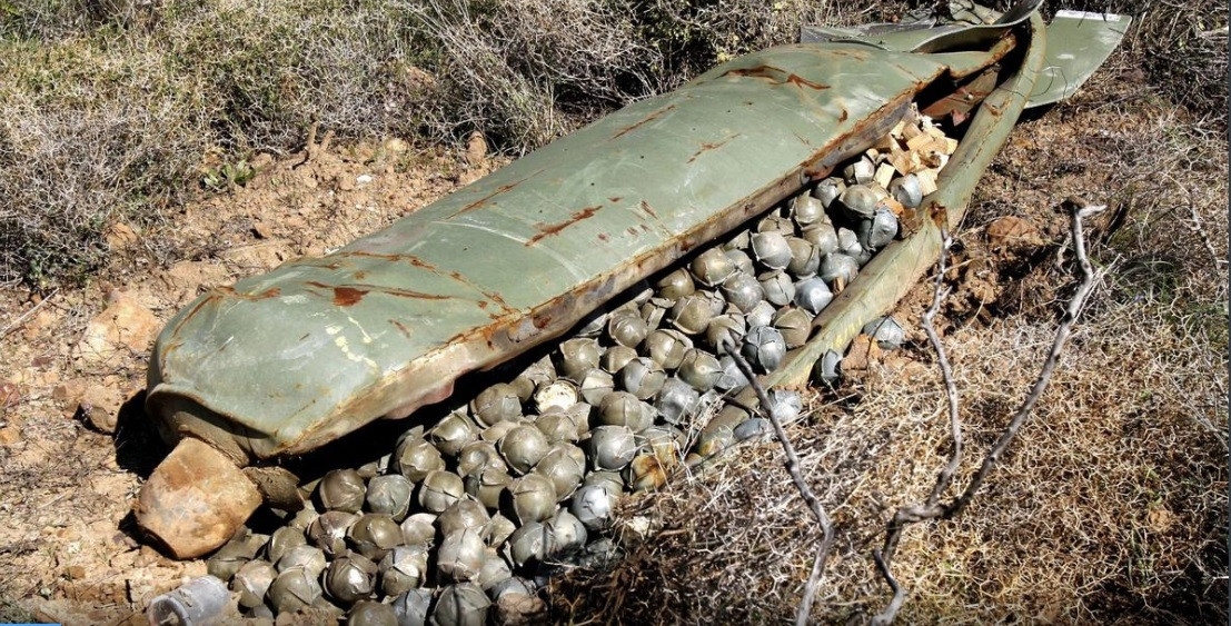 Bom chùm là loại bom chứa nhiều bom nhỏ bên trong để gây sát thương hàng loạt. (Ảnh: DW)