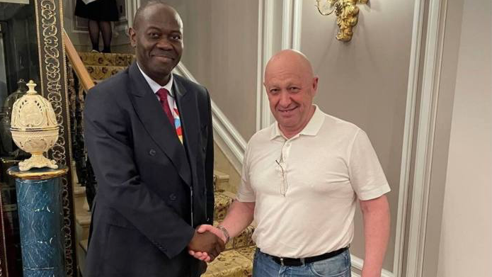 Yevgeny Prigozhin gặp một quan chức Cộng hoà Trung Phi tại khách sạn ở St. Petersburg, trong thời gian diễn ra Hội nghị thượng đỉnh Nga - châu Phi. (Ảnh: Telegram)