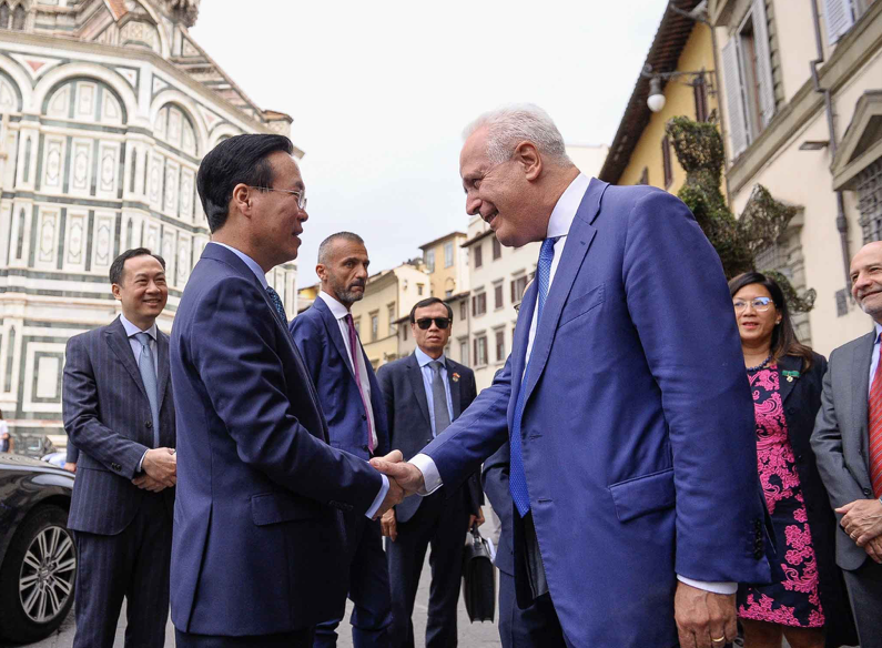 Chủ tịch nước Võ Văn Thưởng gặp Chủ tịch vùng Toscana Eugenio Giani. (Ảnh: Nguyễn Hồng)