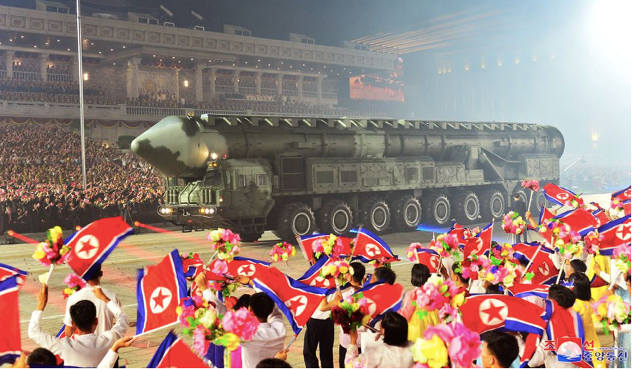 Một tên lửa được đưa đi diễu hành trong lễ duyệt binh ngày 27/7. (Ảnh: KCNA)