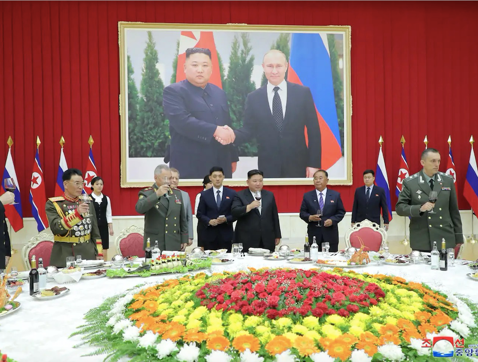 Bức ảnh cỡ lớn chụp khoảnh khắc Chủ tịch Triều Tiên Kim Jong Un và Tổng thống Nga Vladimir Putin gặp nhau năm 2019. (Ảnh: KCNA) Bức ảnh cỡ lớn chụp khoảnh khắc Chủ tịch Triều Tiên Kim Jong Un và Tổng thống Nga Vladimir Putin gặp nhau năm 2019. (Ảnh: KCNA)