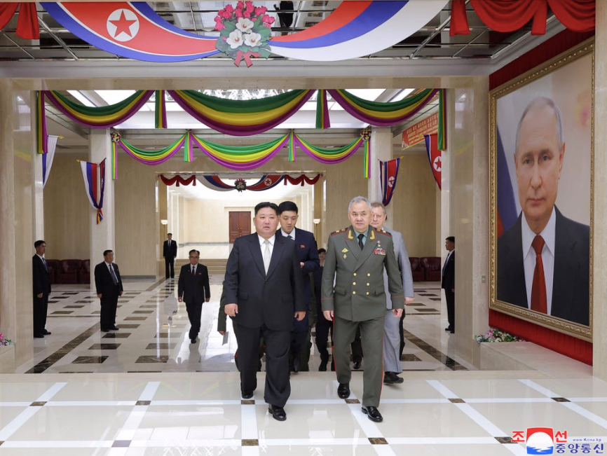 Bức chân dung Tổng thống Nga Vladimir Putin trên tường trụ sở của đảng Lao động Triều Tiên. (Ảnh: KCNA) Bức chân dung Tổng thống Nga Vladimir Putin trên tường trụ sở của đảng Lao động Triều Tiên. (Ảnh: KCNA)