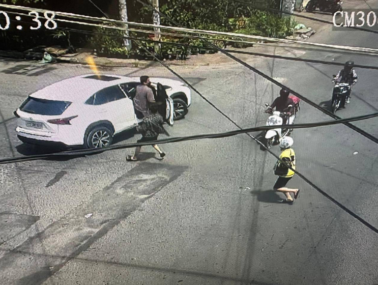 Hung thủ bỏ chạy trên một chiếc ô tô. (Ảnh: Khmer Times)