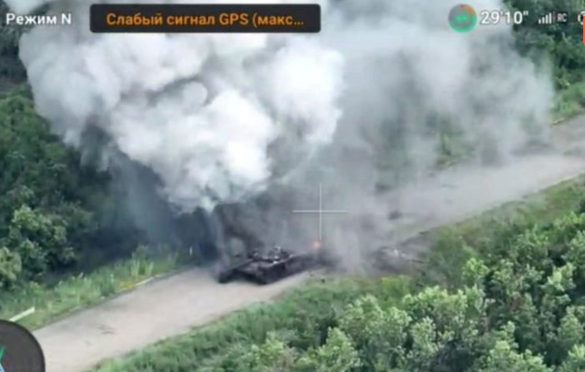 Hình ảnh từ video đăng ngày 30/6 cho thấy khói bốc lên từ chiếc xe tăng bị tấn công ở Tây Bắc thành phố Bakhmut. (Ảnh: BQP Ukraine) Hình ảnh từ video đăng ngày 30/6 cho thấy khói bốc lên từ chiếc xe tăng bị tấn công ở Tây Bắc thành phố Bakhmut. (Ảnh: BQP Ukraine)