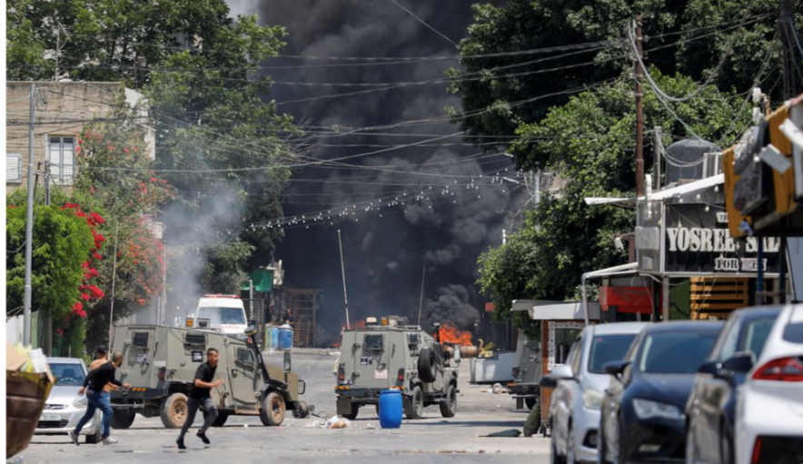 Người Palestine tìm chỗ ẩn nấp trong cuộc tấn công của Israel vào thành phố Jenin ngày 3/7. (Ảnh: Reuters) Người Palestine tìm chỗ ẩn nấp trong cuộc tấn công của Israel vào thành phố Jenin ngày 3/7. (Ảnh: Reuters)