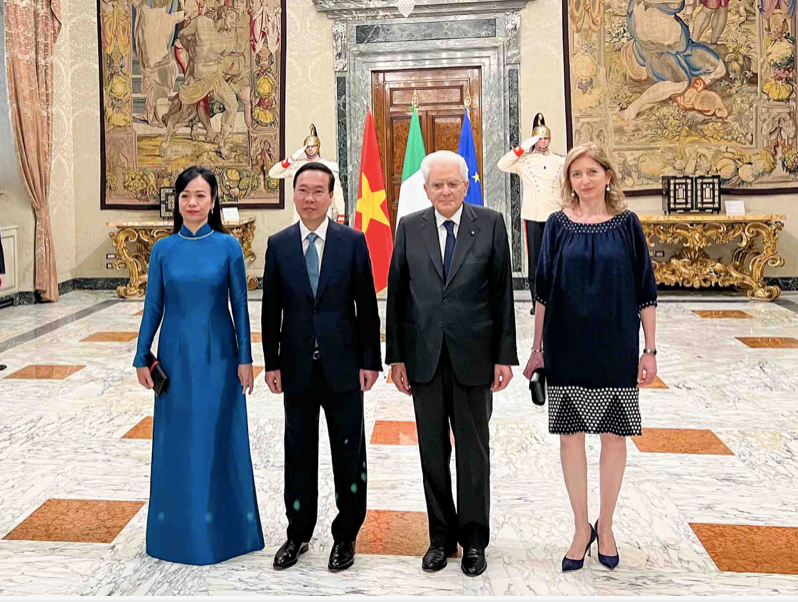 Chủ tịch nước Võ Văn Thưởng cùng Phu nhân và Tổng thống Italia Sergio Mattarella cùng con gái chụp ảnh chung. (Ảnh: Việt Dũng)