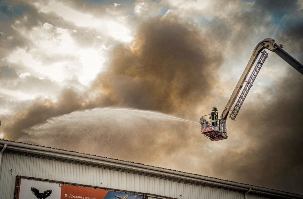 Lính cứu hỏa đang cố dập tắt đám cháy ở cảng Odesa ngày 19/7. (Ảnh: Reuters) Lính cứu hỏa đang cố dập tắt đám cháy ở cảng Odesa ngày 19/7. (Ảnh: Reuters)