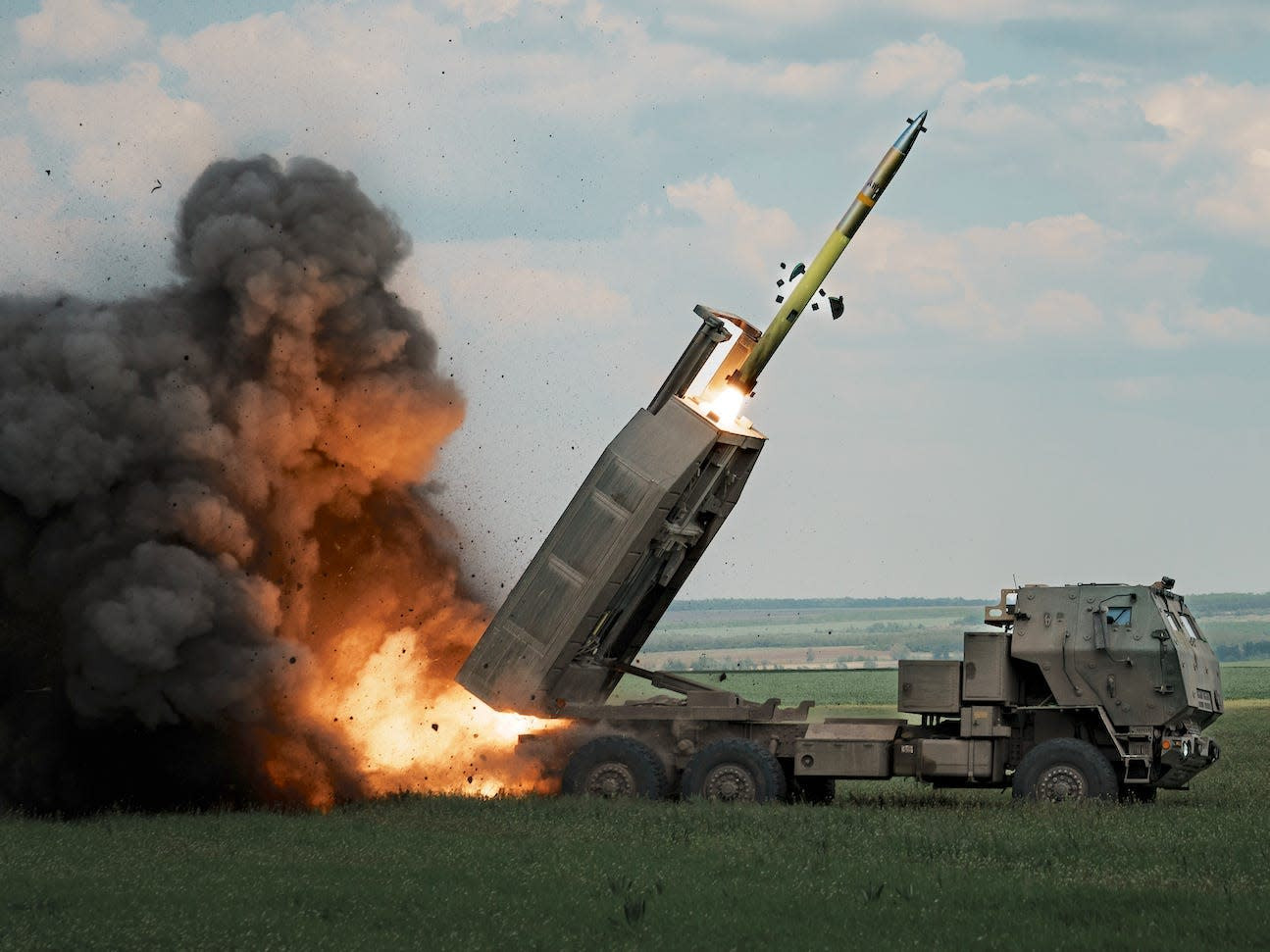Một hệ thống HIMARS tấn công gần Bakhmut tháng 5/2023. (Ảnh: Getty)