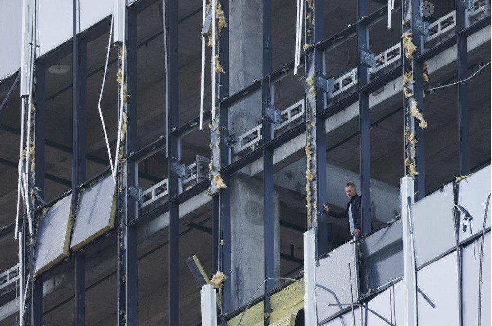 Một tòa nhà ở Mátxcơva bị vỡ cửa kính sau khi bị máy bay không người lái lao trúng ngày 24/7. (Ảnh: Reuters)