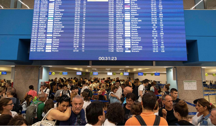 Du khách vội vàng tháo chạy khỏi đảo Rhodes. (Ảnh: Reuters)