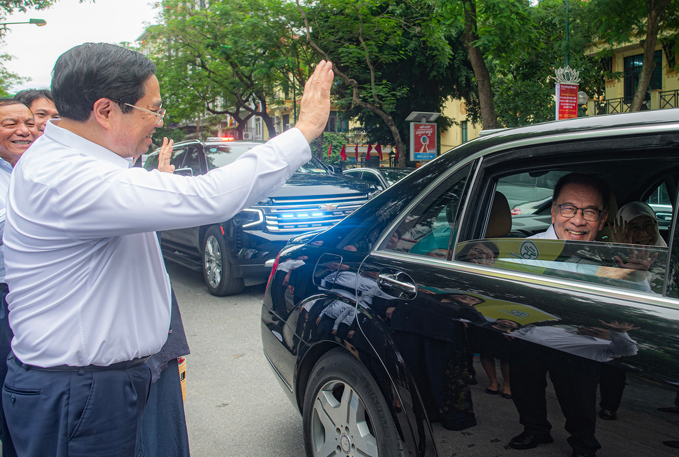 Thủ tướng Phạm Minh Chính cùng Phu nhân và các quan chức cấp cao Việt Nam tiễn Thủ tướng Malaysia và Phu nhân sau chuyến thăm và uống cafe tại phố sách 19/12. (Ảnh: Thái Nam)