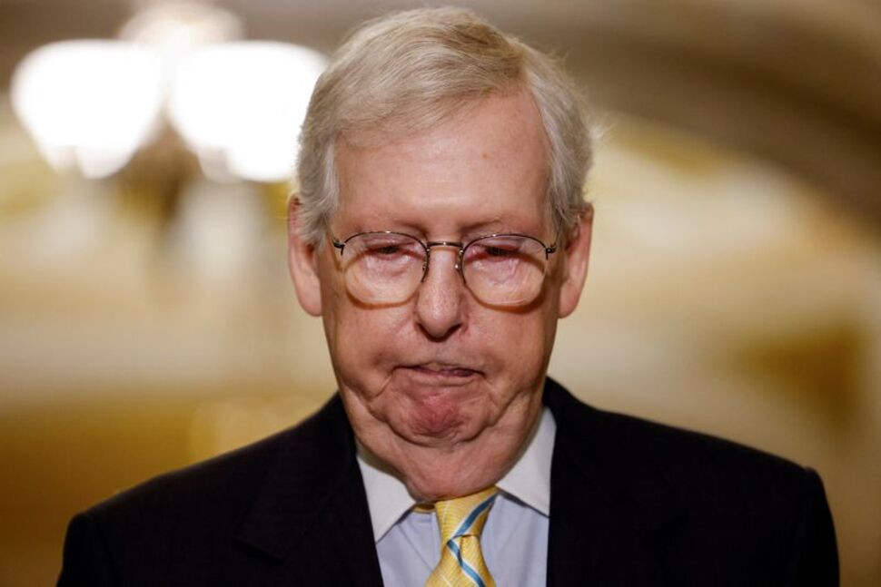 Thượng nghị sĩ Mitch McConnell bỗng dưng đứng im trong 21 giây trước báo chí. (Ảnh: Reuters) Thượng nghị sĩ Mitch McConnell bỗng dưng đứng im trong 21 giây trước báo chí. (Ảnh: Reuters)