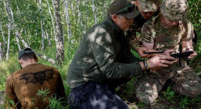 Học viên của trường dành cho phi công máy bay không người lái Ukraine thực hành trong một buổi học ngày 30/6. (Ảnh: Reuters) Học viên của trường dành cho phi công máy bay không người lái Ukraine thực hành trong một buổi học ngày 30/6. (Ảnh: Reuters)