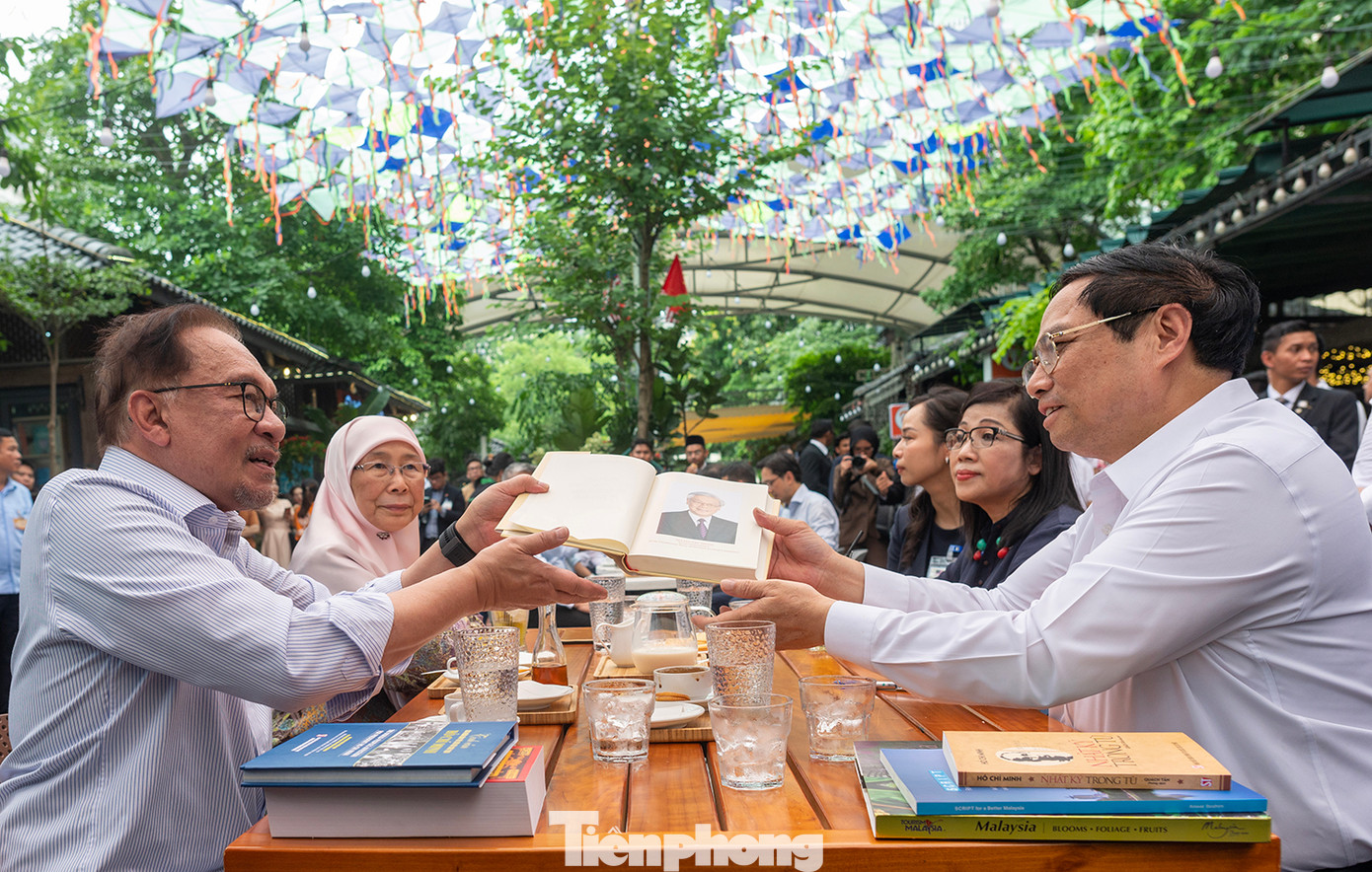 Thủ tướng Phạm Minh Chính tặng Thủ tướng Malaysia cuốn sách của Tổng Bí thư Nguyễn Phú Trọng. (Ảnh: Thái Nam)