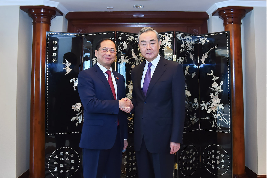 Bộ trưởng Ngoại giao Bùi Thanh Sơn trong cuộc gặp Ủy viên Bộ Chính trị Trung Quốc Vương Nghị tại Indonesia. (Ảnh: Mofa)