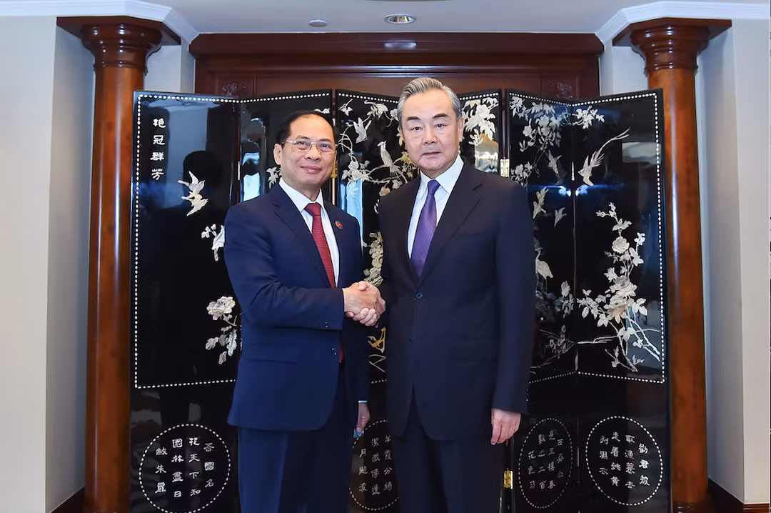 Bộ trưởng Ngoại giao Bùi Thanh Sơn trong cuộc gặp Ủy viên Bộ Chính trị Trung Quốc Vương Nghị tại Indonesia. (Ảnh: Mofa)
