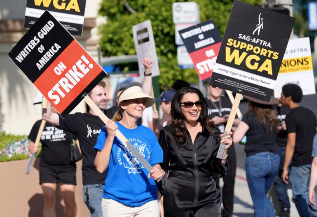 Các nhà văn Mỹ đình công hồi tháng 5. (Ảnh: Forbes) Các nhà văn Mỹ đình công hồi tháng 5. (Ảnh: Forbes)