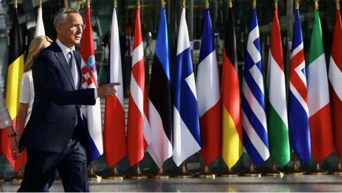 Tổng thư ký NATO Jens Stoltenberg đến trụ sở của NATO ngày 15/6. (Ảnh: Reuters)