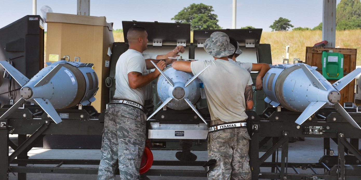 Binh lính Mỹ bên những quả bom thông minh GBU-31 tại căn cứ Incirlik của Thổ Nhĩ Kỳ năm 2017. (Ảnh: US Airforce)