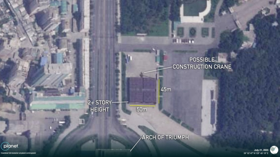 Ảnh vệ tinh cho thấy một cấu trúc cao bằng tòa nhà 2 tầng được dựng lên gần Khải hoàn môn ở thủ đô Bình Nhưỡng. (Ảnh: NK News) Ảnh vệ tinh cho thấy một cấu trúc cao bằng tòa nhà 2 tầng được dựng lên gần Khải hoàn môn ở thủ đô Bình Nhưỡng. (Ảnh: NK News)