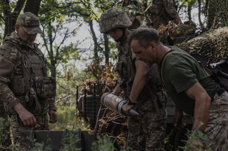 Lính Ukraine chuyển đạn pháo vào một chiếc xe tăng được ngụy trang ở tiền tuyến Bakhmut ngày 25/7. (Ảnh: Getty) Lính Ukraine chuyển đạn pháo vào một chiếc xe tăng được ngụy trang ở tiền tuyến Bakhmut ngày 25/7. (Ảnh: Getty)