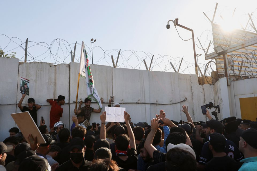 Người biểu tình tập trung bên ngoài Đại sứ quán Thuỵ Điển ở Baghdad ngày 29/6. (Ảnh: Reuters)