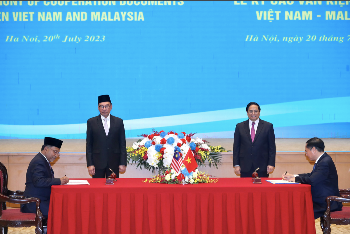 Hai Thủ tướng chứng kiến lễ ký văn kiện hợp tác. (Ảnh: Như Ý)