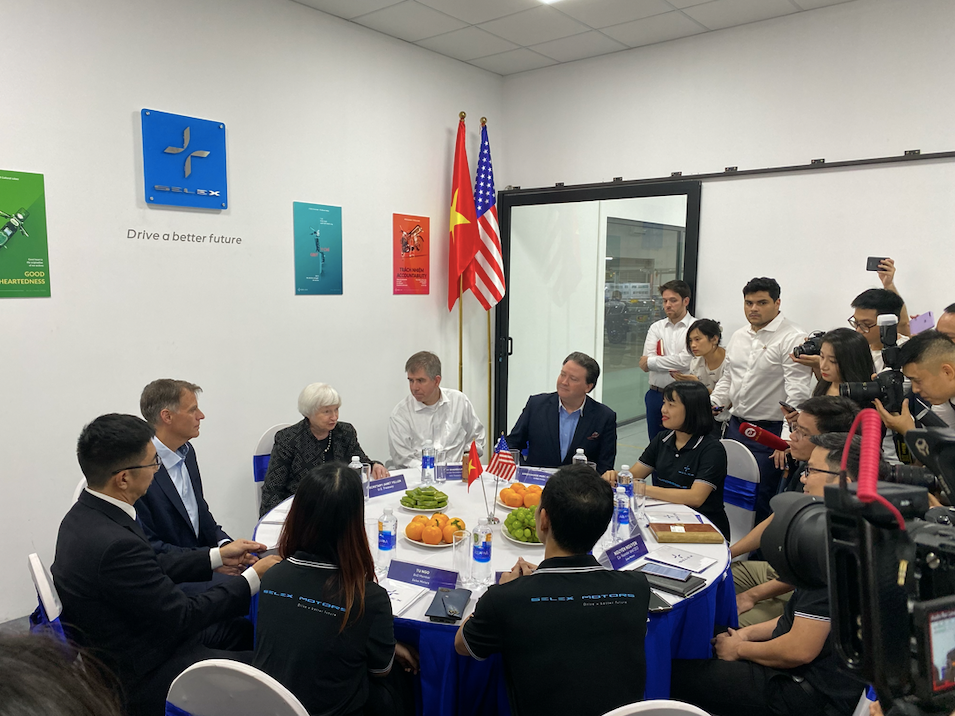 Bà Yellen trong cuộc gặp các lãnh đạo của doanh nghiệp xe máy điện ngày 20/7. (Ảnh: Thu Loan)