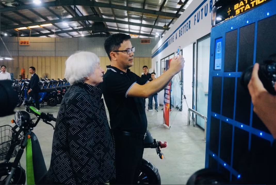 Bà Yellen được nghe về công nghệ thay pin nhanh cho xe máy điện. (Ảnh: Thu Loan) Bà Yellen được nghe về công nghệ thay pin nhanh cho xe máy điện. (Ảnh: Thu Loan)