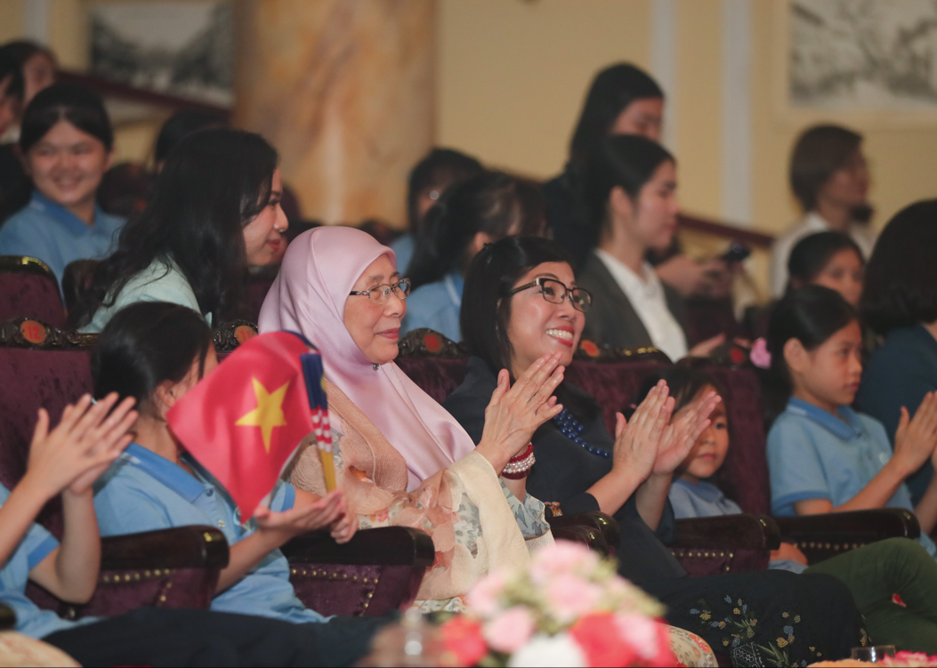 Hai Phu nhân xem chương trình múa rối nước Bông Sen. (Ảnh: Như Ý) Hai Phu nhân xem chương trình múa rối nước Bông Sen. (Ảnh: Như Ý)