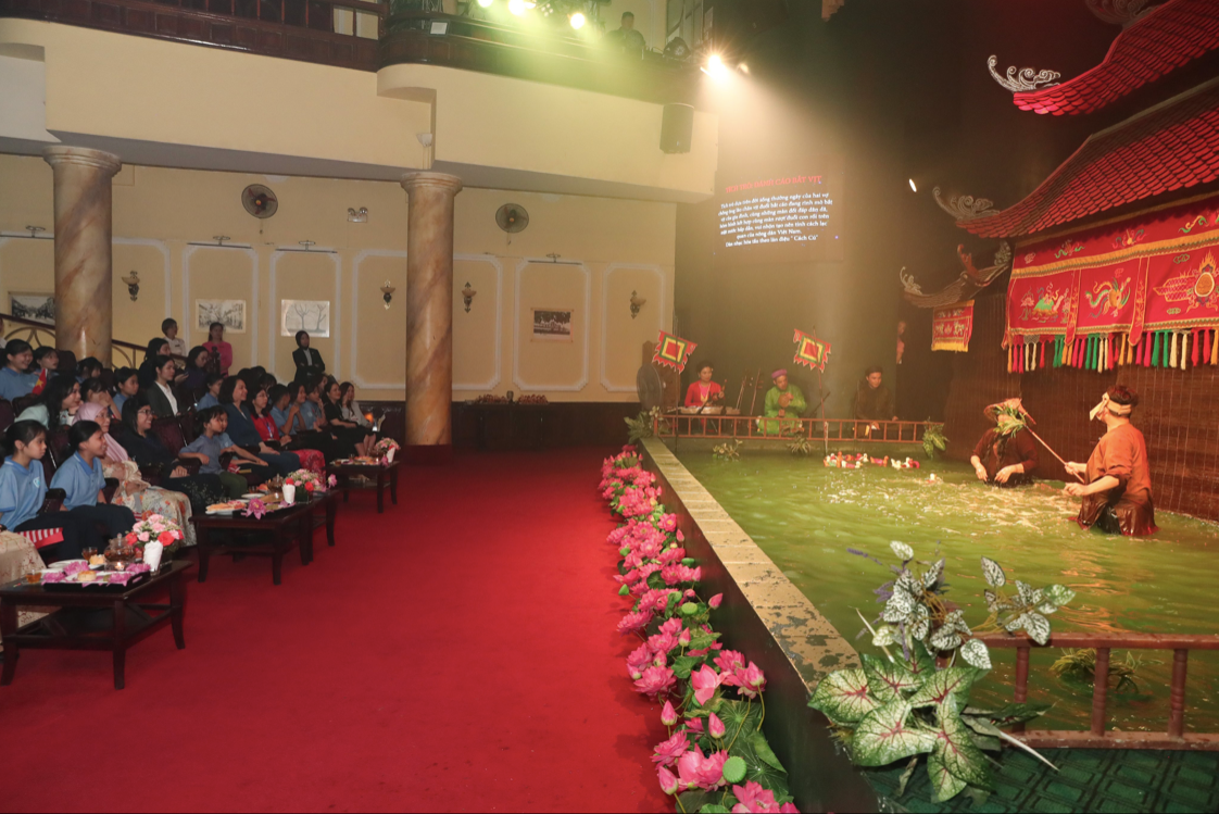 Hoạt động nằm trong khuôn khổ chuyến thăm chính thức Việt Nam của Thủ tướng Malaysia Anwar Ibrahim cùng Phu nhân. Hoạt động nằm trong khuôn khổ chuyến thăm chính thức Việt Nam của Thủ tướng Malaysia Anwar Ibrahim cùng Phu nhân.