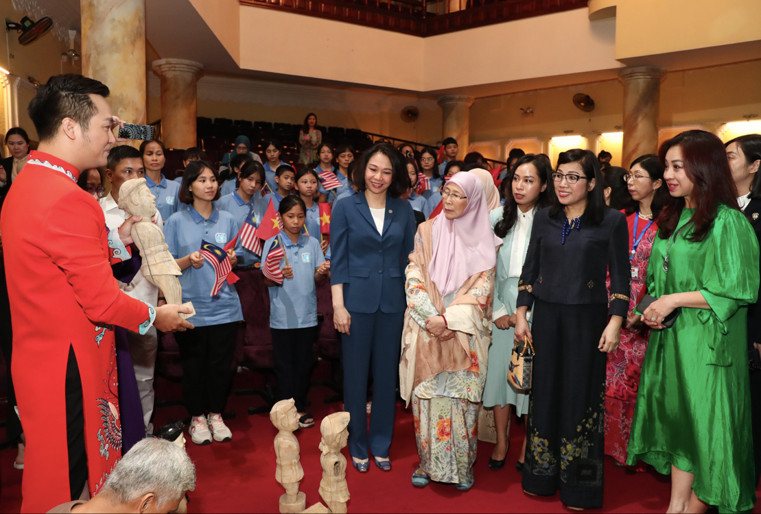 Hai Phu nhân nghe giới thiệu về các nhân vật trong loại hình nghệ thuật múa rối nước. (Ảnh: Như Ý) Hai Phu nhân nghe giới thiệu về các nhân vật trong loại hình nghệ thuật múa rối nước. (Ảnh: Như Ý)