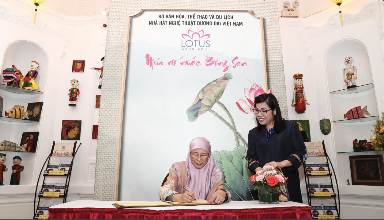 Phu nhân Thủ tướng Malaysia viết lưu bút tại Nhà hát Nghệ thuật đương đại Việt Nam. (Ảnh: Như Ý) Phu nhân Thủ tướng Malaysia viết lưu bút tại Nhà hát Nghệ thuật đương đại Việt Nam. (Ảnh: Như Ý)