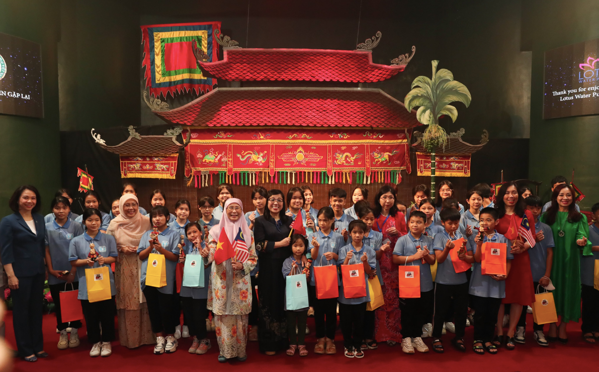 Hai Phu nhân chụp ảnh lưu niệm với các trẻ em tại nhà hát. (Ảnh: Như Ý) Hai Phu nhân chụp ảnh lưu niệm với các trẻ em tại nhà hát. (Ảnh: Như Ý)