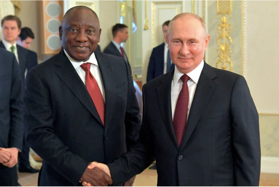 Tổng thống Nam Phi Cyril Ramaphosa (trái) và Tổng thống Nga Vladimir Putin. (Ảnh: Reuters)