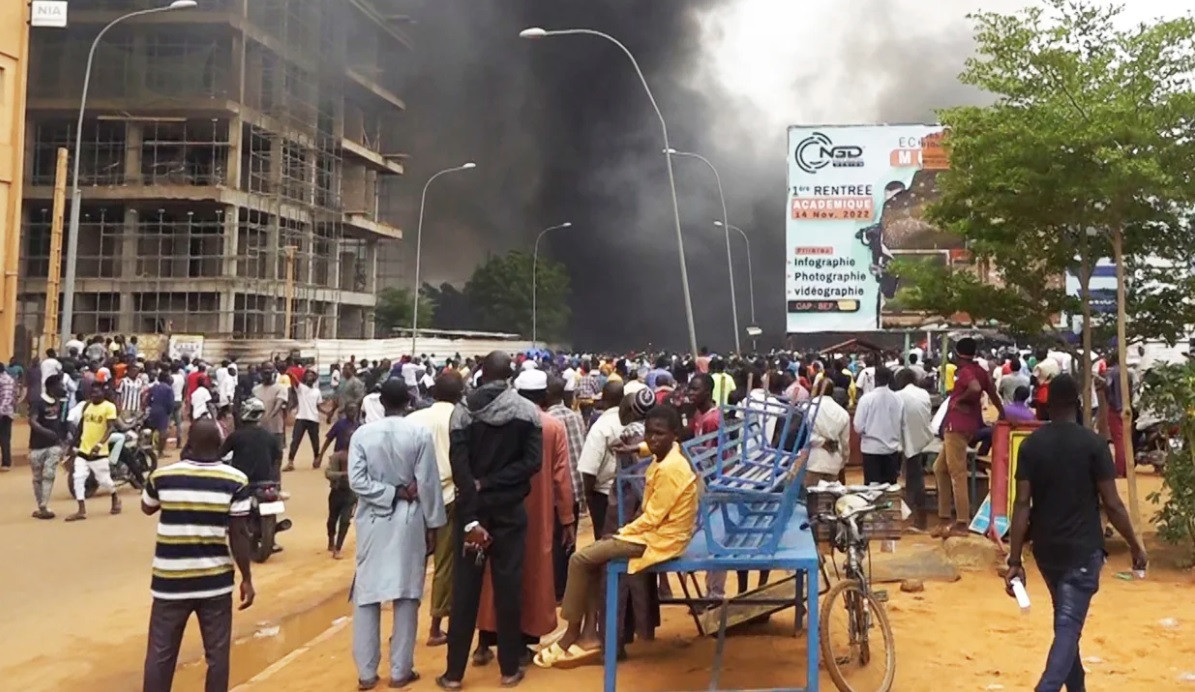 Người dân Niger ủng hộ đảo chính tập trung ở thủ đô Niamey, ngày 27/7. (Ảnh: AP) Người dân Niger ủng hộ đảo chính tập trung ở thủ đô Niamey, ngày 27/7. (Ảnh: AP)