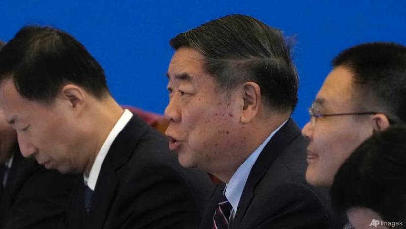 Phó Thủ tướng Trung Quốc Hà Lập Phong trong cuộc đối thoại với Bộ trưởng Kinh tế Pháp Bruno Le Maire tại Bắc Kinh, ngày 29/7. (Ảnh: AP)