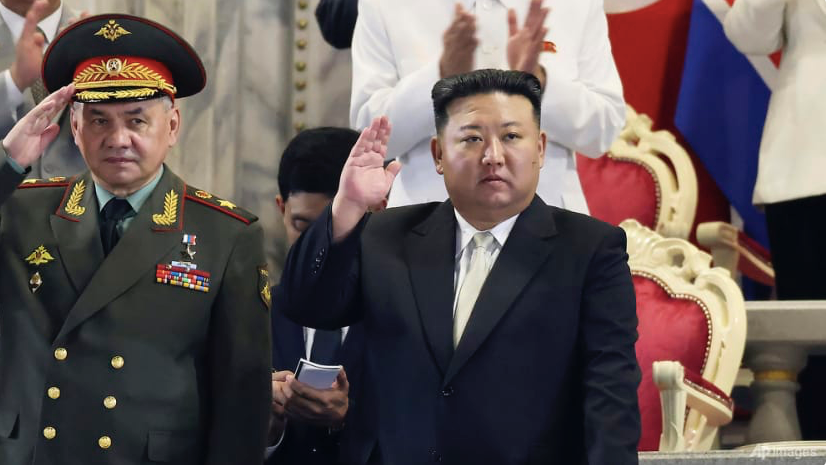 Bộ trưởng Quốc phòng Nga Sergei Shoigu (trái) đứng cạnh Chủ tịch Triều Tiên Kim Jong Un trong lễ duyệt binh ngày 27/7. (Ảnh: AP) Bộ trưởng Quốc phòng Nga Sergei Shoigu (trái) đứng cạnh Chủ tịch Triều Tiên Kim Jong Un trong lễ duyệt binh ngày 27/7. (Ảnh: AP)