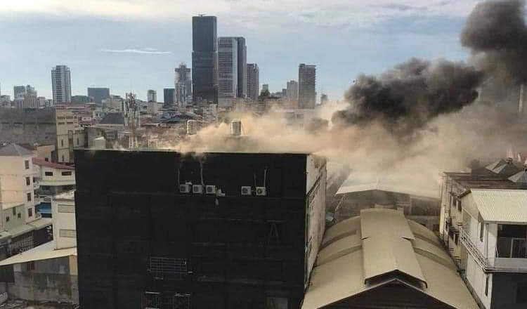 Khói bốc lên từ nóc tòa nhà sau đám cháy. (Ảnh: Khmer Times)