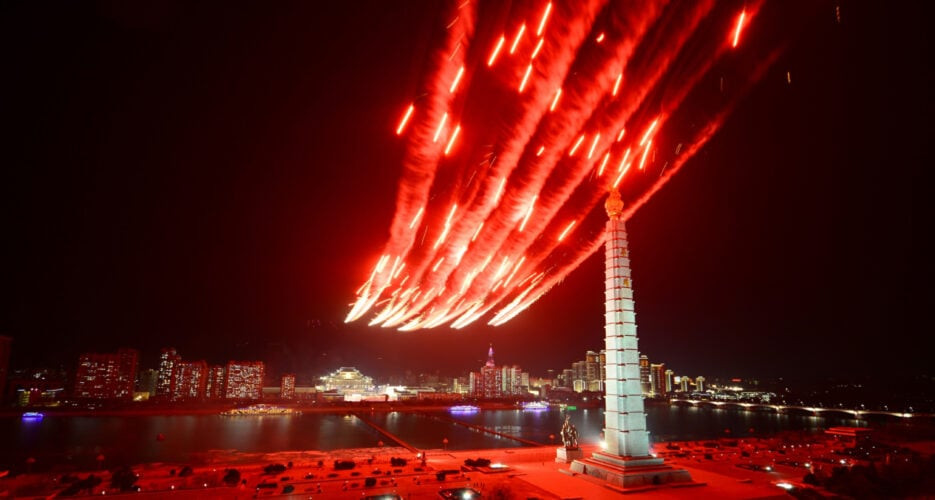 Các máy bay trên tháp Chủ Thể về phía quảng trường Kim Nhật Thành trong lễ duyệt binh ngày 8/2. (Ảnh: Rodong Sinmun) Các máy bay trên tháp Chủ Thể về phía quảng trường Kim Nhật Thành trong lễ duyệt binh ngày 8/2. (Ảnh: Rodong Sinmun)