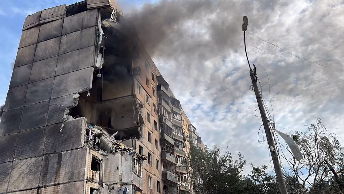 Một tòa nhà ở thành phố Kryvyi Rih của Ukraine trúng tên lửa ngày 31/7. (Ảnh: Reuters)