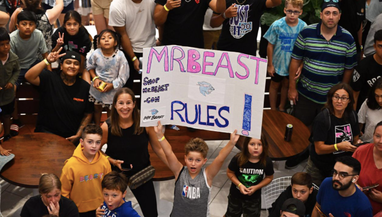 Hàng chục nghìn người hâm mộ tham dự buổi ra mắt MrBeast Burger đầu tiên vào tháng 9/2022 tại New Jersey. (Ảnh: Getty) Hàng chục nghìn người hâm mộ tham dự buổi ra mắt MrBeast Burger đầu tiên vào tháng 9/2022 tại New Jersey. (Ảnh: Getty)