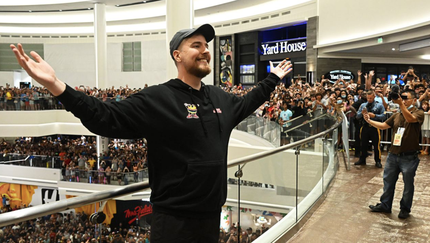 Ngôi sao YouTube MrBeast chụp ảnh cùng người hâm mộ tại buổi ra mắt nhà hàng MrBeast Burger thực tế đầu tiên tại trung tâm mua sắm ở East Rutherford, New Jersey, ngày 4/9/2022. (Ảnh: Getty) Ngôi sao YouTube MrBeast chụp ảnh cùng người hâm mộ tại buổi ra mắt nhà hàng MrBeast Burger thực tế đầu tiên tại trung tâm mua sắm ở East Rutherford, New Jersey, ngày 4/9/2022. (Ảnh: Getty)