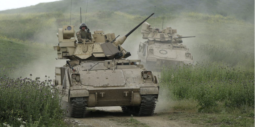 Lính Mỹ lái xe bộ binh Bradley. (Ảnh: Reuters) Lính Mỹ lái xe bộ binh Bradley. (Ảnh: Reuters)