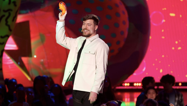 MrBeast nhận giải nhà sáng tạo được yêu thích tại Lễ trao giải Nickelodeon Kids' Choice 2023 ở Nhà hát Microsoft ngày 4/3 ở Los Angeles. (Ảnh: Getty) MrBeast nhận giải nhà sáng tạo được yêu thích tại Lễ trao giải Nickelodeon Kids' Choice 2023 ở Nhà hát Microsoft ngày 4/3 ở Los Angeles. (Ảnh: Getty)