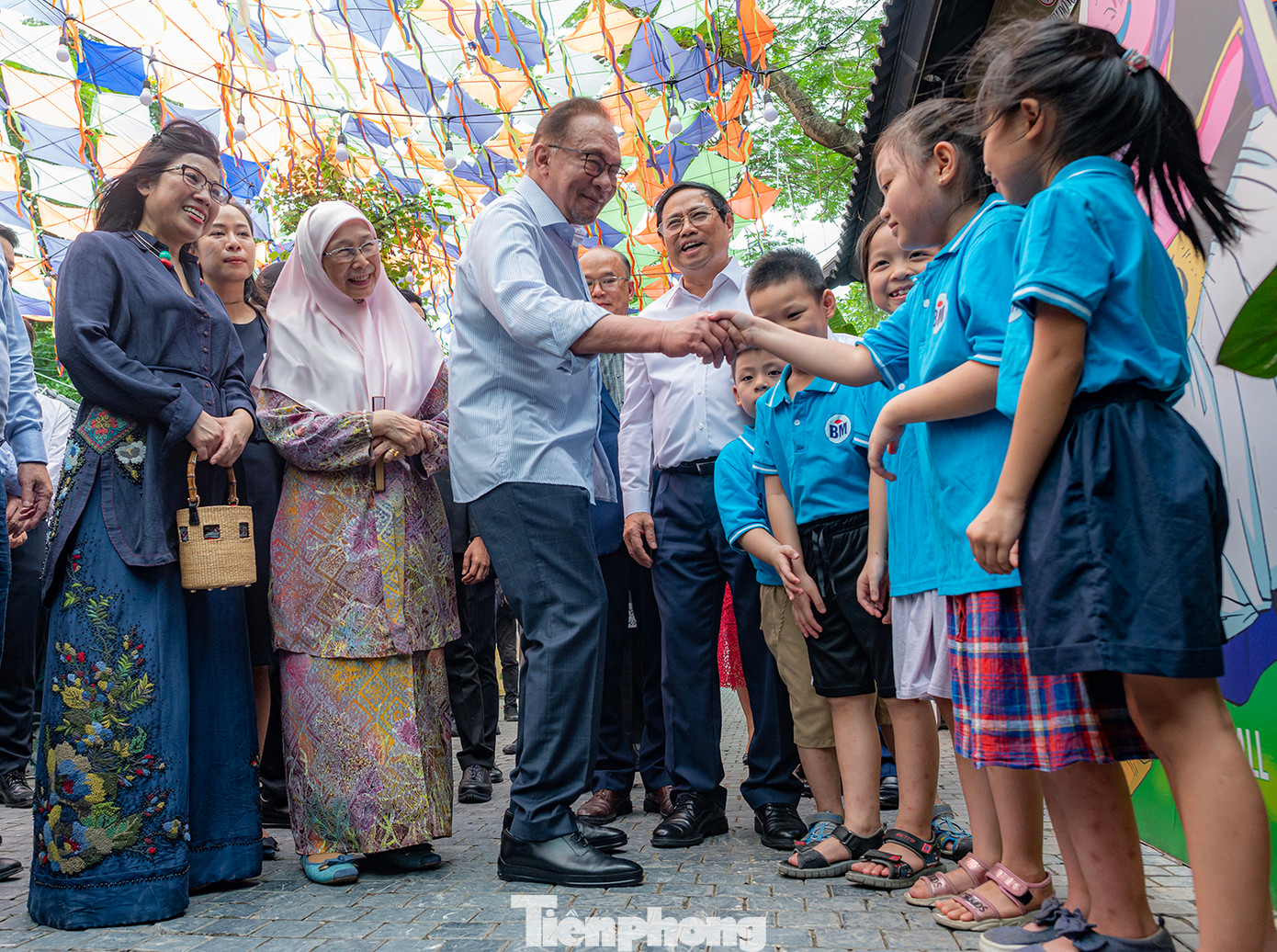 Thủ tướng Malaysia giao lưu với trẻ em trên phố sách 19/12. (Ảnh: Thái Nam)